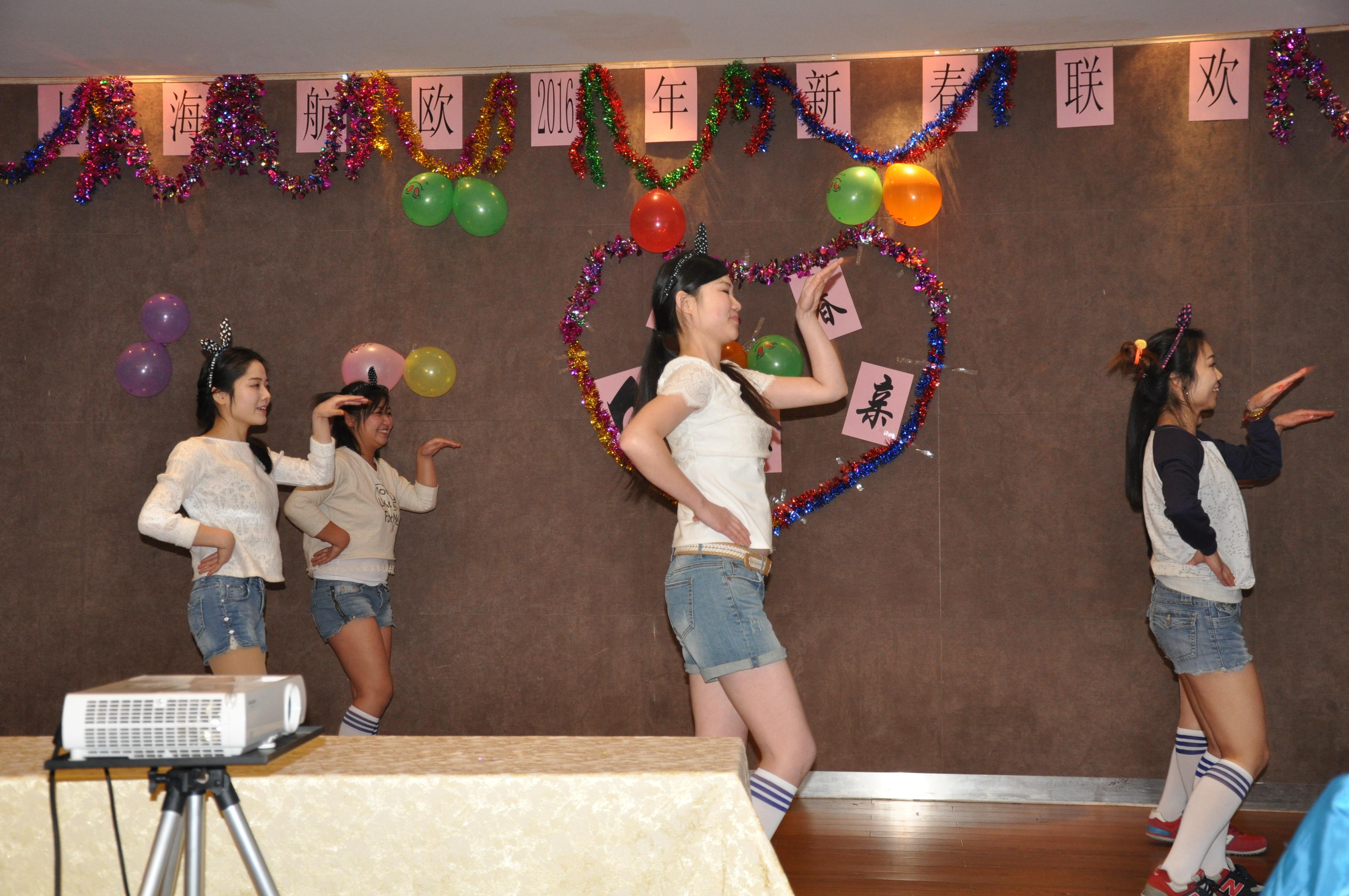 舞蹈《小雞小雞》激情洋溢,活力四射,跳出了大家對2016年的幸福憧憬